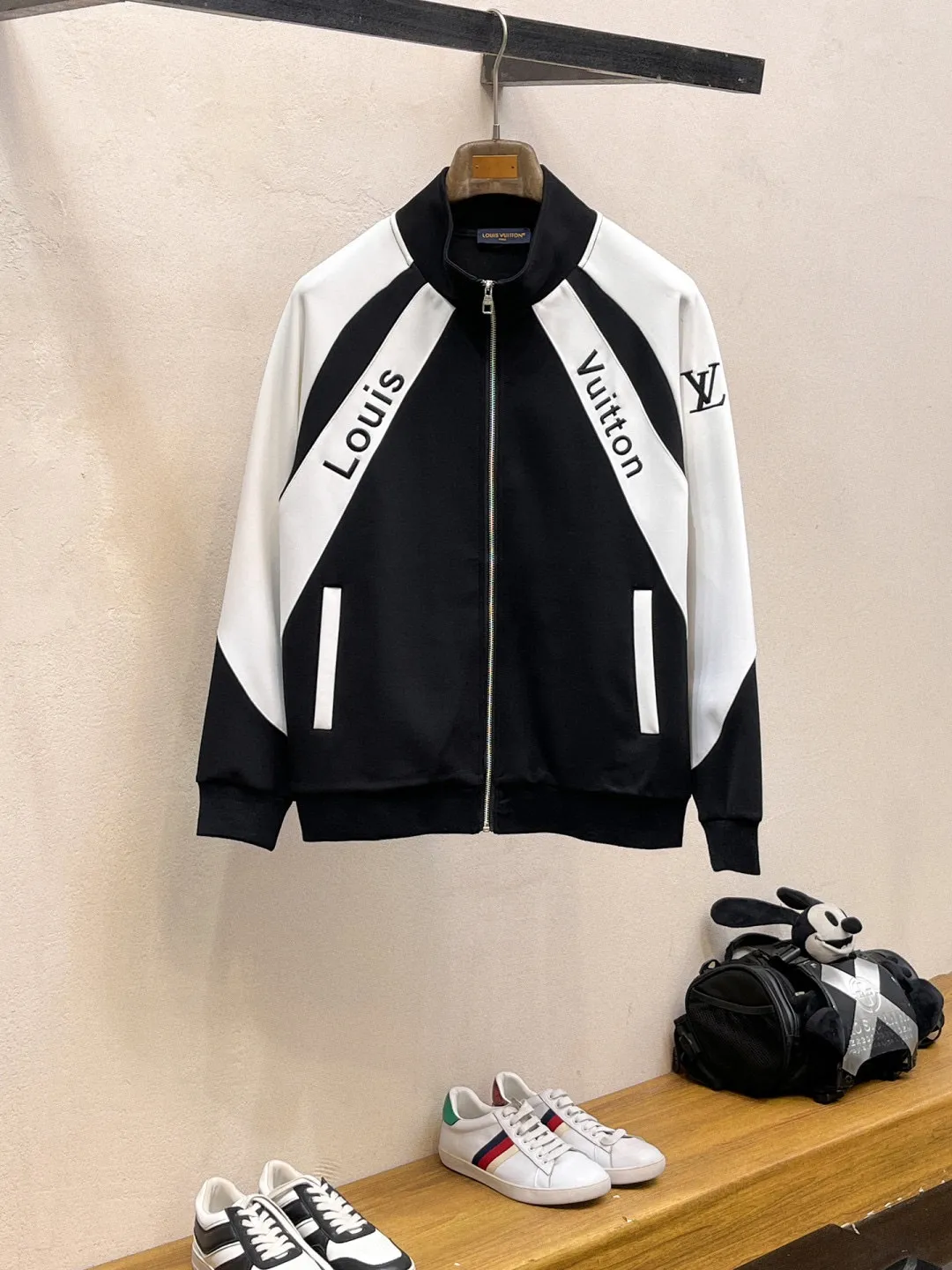 🅿️720 [LV Louis Vuitton] hot-selling suit is coming. Focus on the original version of the official website. 2025 new hot-selling cardigan and sweatshirt suit. The original order is the best. 🇭🇰The meticulous work of top designers. Just for a fitting and perfect upper body effect. All-natural high-quality Tencel Roman cotton 100%, close-fitting comfort, noble and elegant! Original hardware embodies elegance and nobility! Counter size: M-3XL (maximum wear up to 190 pounds)
